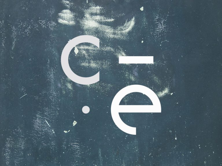 logo très minimaliste, avec seulement les lettre C, I et E. format carré. Fond bleu étoilé.